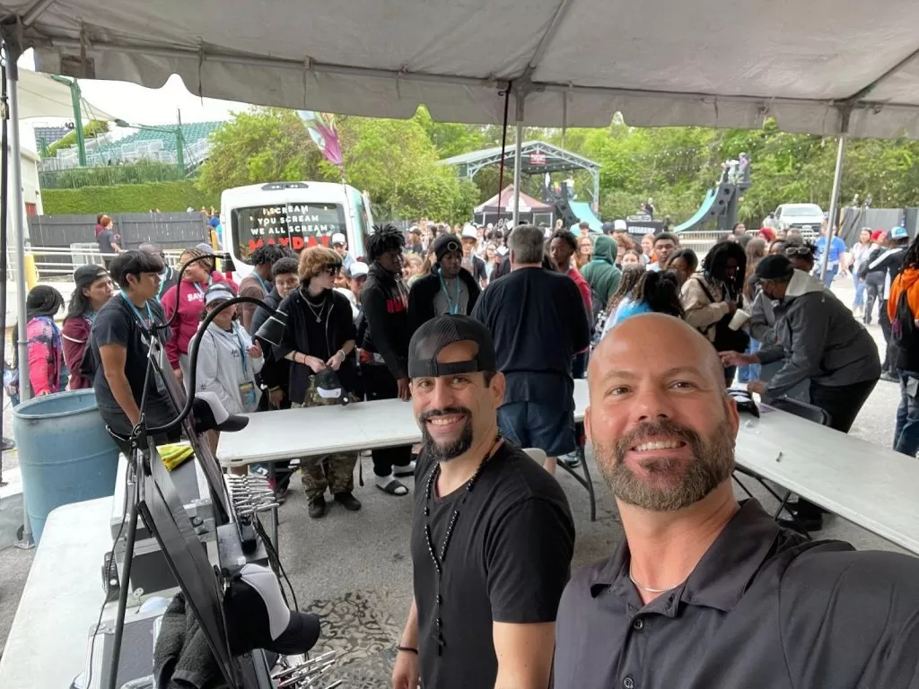 learn how to succeed as a live entertainment airbrush artist.